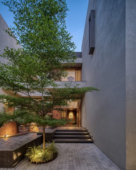 The House of Parallel Walls
